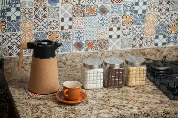 Kahve termoslu kahvaltı masası, bir fincan şeker, kahve ve sos. Arka planda fayanslarla süslenmiş tipik Brezilya mutfağı. Yemek konsepti. Kahvaltı konsepti. 
