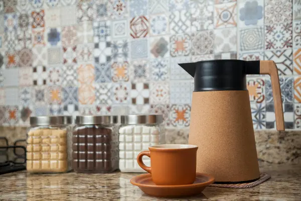Kahve termoslu kahvaltı masası, bir fincan şeker, kahve ve sos. Arka planda fayanslarla süslenmiş tipik Brezilya mutfağı. Yemek konsepti. Kahvaltı konsepti. 