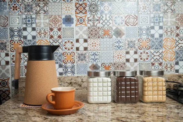 Kahve termoslu kahvaltı masası, bir fincan şeker, kahve ve sos. Arka planda fayanslarla süslenmiş tipik Brezilya mutfağı. Yemek konsepti. Kahvaltı konsepti. 