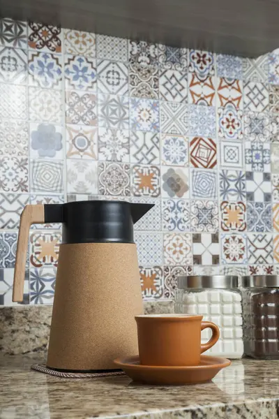 Kahve termoslu kahvaltı masası, bir fincan şeker, kahve ve sos. Arka planda fayanslarla süslenmiş tipik Brezilya mutfağı. Yemek konsepti. Kahvaltı konsepti. 