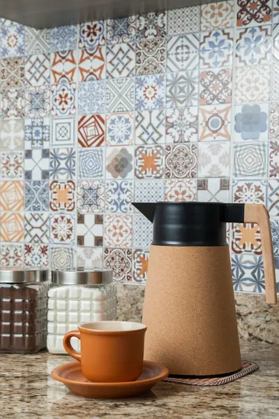 Kahve termoslu kahvaltı masası, bir fincan şeker, kahve ve sos. Arka planda fayanslarla süslenmiş tipik Brezilya mutfağı. Yemek konsepti. Kahvaltı konsepti. 
