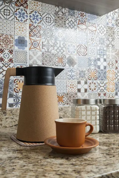 Kahve termoslu kahvaltı masası, bir fincan şeker, kahve ve sos. Arka planda fayanslarla süslenmiş tipik Brezilya mutfağı. Yemek konsepti. Kahvaltı konsepti. 