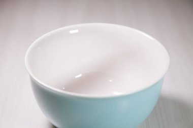 Masaya rendelenmiş peynirli bolonez soslu makarna kasesi. Yemeye hazır ve fotokopi odası var. Yemek konsepti. Makarna konsepti.