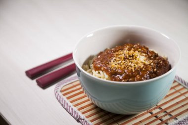 Masaya rendelenmiş peynirli bolonez soslu makarna kasesi. Yemeye hazır ve fotokopi odası var. Yemek konsepti. Makarna konsepti.