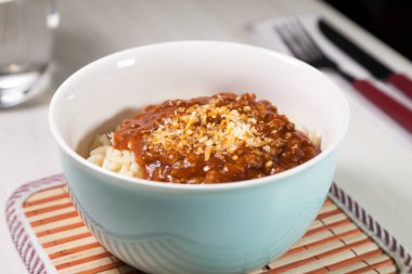 Masaya rendelenmiş peynirli bolonez soslu makarna kasesi. Yemeye hazır ve fotokopi odası var. Yemek konsepti. Makarna konsepti.