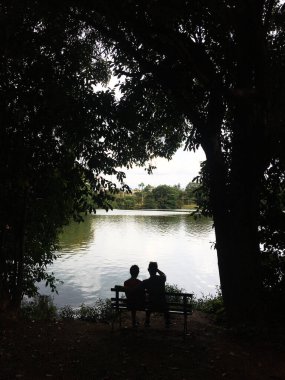 Öğleden sonra turizm konseptiyle gölün manzarası..