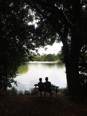 Öğleden sonra turizm konseptiyle gölün manzarası..