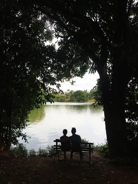 Öğleden sonra turizm konseptiyle gölün manzarası..