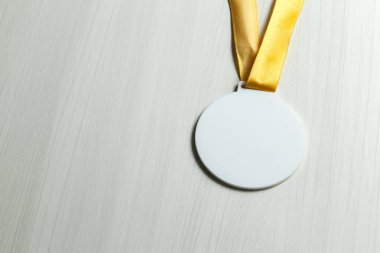 Siyah arka plan ve sarı boncuk madalyası. Ödül konsepti Obejct izole edildi.