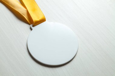 Siyah arka plan ve sarı boncuk madalyası. Ödül konsepti Obejct izole edildi.