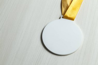 Siyah arka plan ve sarı boncuk madalyası. Ödül konsepti Obejct izole edildi.