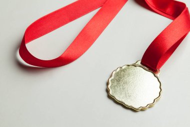 Tarafsız arka planda altın madalya ve kırmızı boncuk. Ödül konsepti Oyun konsepti. Obejct izole edildi.