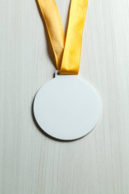 Siyah arka plan ve sarı boncuk madalyası. Ödül konsepti Obejct izole edildi.