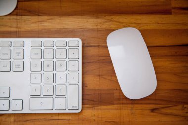 Temiz ve ofis bilgisayarının klavyesini kullanmaya hazır. Evde, karantinada temiz ve sterilize edilmiş aksesuarlarla çalışmak. Merkez ofis konsepti. Teknoloji konsepti