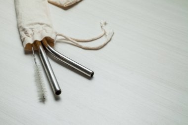 Bir paket ekolojik pipet ve tezgahın üzerine yerleştirilmiş bir torba. Restoranda ya da evde kullanılan meyve suyu, sallama gibi içeceklerde plastik pipetin yerini alan titreşimler..