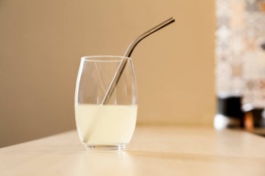 Ekolojik paslanmaz çelik pipetle masada limon suyu. Kopyalama alanı olan. Ekoloji konsepti. Konsepti yeniden kullan