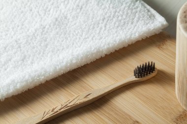 Banyo tezgahında diş fırçası, yüz havlusu ve sıvı sabun şişesiyle. Ağız temizliği ve sıcak ve misafirperver bir atmosfer sunan spa. Spa konsepti. Kişisel hijyen kavramı