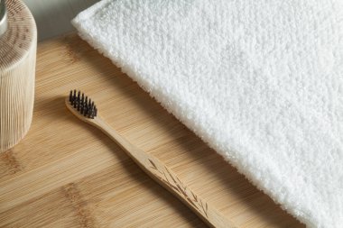 Banyo tezgahında diş fırçası, yüz havlusu ve sıvı sabun şişesiyle. Ağız temizliği ve sıcak ve misafirperver bir atmosfer sunan spa. Spa konsepti. Kişisel hijyen kavramı