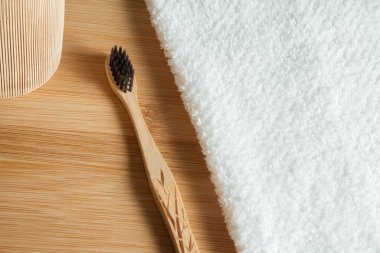 Banyo tezgahında diş fırçası, yüz havlusu ve sıvı sabun şişesiyle. Ağız temizliği ve sıcak ve misafirperver bir atmosfer sunan spa. Spa konsepti. Kişisel hijyen kavramı