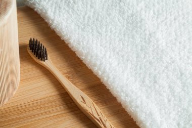 Banyo tezgahında diş fırçası, yüz havlusu ve sıvı sabun şişesiyle. Ağız temizliği ve sıcak ve misafirperver bir atmosfer sunan spa. Spa konsepti. Kişisel hijyen kavramı