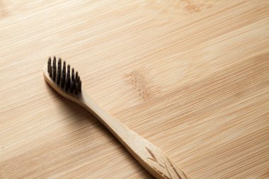 Banyodaki ahşap masada diş fırçası seti. Sıcak ve misafirperver bir ortam. Tarafsız ve izole bir geçmişi var. Spa konsepti. Kişisel hijyen kavramı.