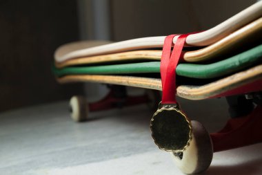 Birkaç şekilli ve altın madalyalı bir kaykay.