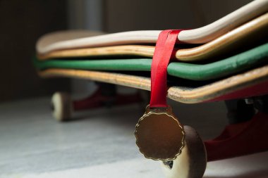 Birkaç şekilli ve altın madalyalı bir kaykay.