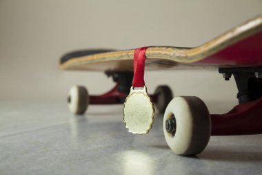 Birkaç şekilli ve altın madalyalı bir kaykay.