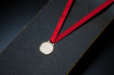 Siyah arka planda altın madalyalı kaykay