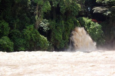 Arkasında değirmen olan Piracicaba Nehri