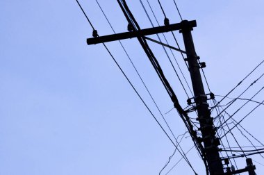 Mavi gökyüzü ve bir taraftan diğer tarafa giden elektrik kabloları. Şehir konsepti. Şehir konsepti.