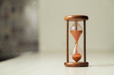 Zaman geçirme, zamana karşı yarış, aciliyet ve öncelik kavramına sahip kum saati. Saatler, günler, haftalar, aylar ve yıllar. Zaman kavramı tükeniyor. Kum Saati konsepti.