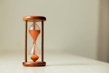 Zaman geçirme, zamana karşı yarış, aciliyet ve öncelik kavramına sahip kum saati. Saatler, günler, haftalar, aylar ve yıllar. Zaman kavramı tükeniyor. Kum Saati konsepti.