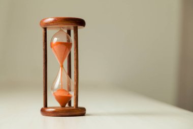 Zaman geçirme, zamana karşı yarış, aciliyet ve öncelik kavramına sahip kum saati. Saatler, günler, haftalar, aylar ve yıllar. Zaman kavramı tükeniyor. Kum Saati konsepti.