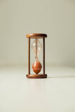 Zaman geçirme, zamana karşı yarış, aciliyet ve öncelik kavramına sahip kum saati. Saatler, günler, haftalar, aylar ve yıllar. Zaman kavramı tükeniyor. Kum Saati konsepti.