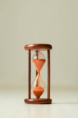 Zaman geçirme, zamana karşı yarış, aciliyet ve öncelik kavramına sahip kum saati. Saatler, günler, haftalar, aylar ve yıllar. Zaman kavramı tükeniyor. Kum Saati konsepti.