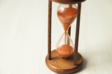 Zaman geçirme, zamana karşı yarış, aciliyet ve öncelik kavramına sahip kum saati. Saatler, günler, haftalar, aylar ve yıllar. Zaman kavramı tükeniyor. Kum Saati konsepti.