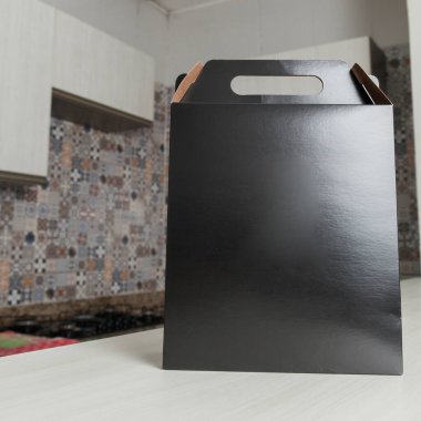 Tarafsız bir arka planı olan boş bir odada, kutunun üzerine% 10 indirim emri yazılı karton kutu. Teslimat. Ekonomi kavramı. İş konsepti. Alışveriş konsepti. Boşluğu kopyala.