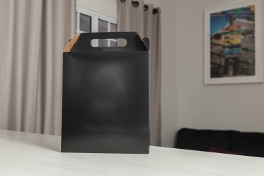 Tarafsız bir arka planı olan boş bir odada, kutunun üzerine% 10 indirim emri yazılı karton kutu. Teslimat. Ekonomi kavramı. İş konsepti. Alışveriş konsepti. Boşluğu kopyala.