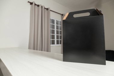 Tarafsız bir arka planı olan boş bir odada, kutunun üzerine% 10 indirim emri yazılı karton kutu. Teslimat. Ekonomi kavramı. İş konsepti. Alışveriş konsepti. Boşluğu kopyala.