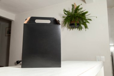 Tarafsız bir arka planı olan boş bir odada, kutunun üzerine% 10 indirim emri yazılı karton kutu. Teslimat. Ekonomi kavramı. İş konsepti. Alışveriş konsepti. Boşluğu kopyala.