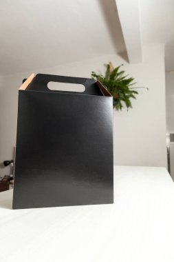 Tarafsız bir arka planı olan boş bir odada, kutunun üzerine% 10 indirim emri yazılı karton kutu. Teslimat. Ekonomi kavramı. İş konsepti. Alışveriş konsepti. Boşluğu kopyala.