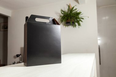 Tarafsız bir arka planı olan boş bir odada, kutunun üzerine% 10 indirim emri yazılı karton kutu. Teslimat. Ekonomi kavramı. İş konsepti. Alışveriş konsepti. Boşluğu kopyala.