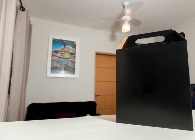 Tarafsız bir arka planı olan boş bir odada, kutunun üzerine% 10 indirim emri yazılı karton kutu. Teslimat. Ekonomi kavramı. İş konsepti. Alışveriş konsepti. Boşluğu kopyala.