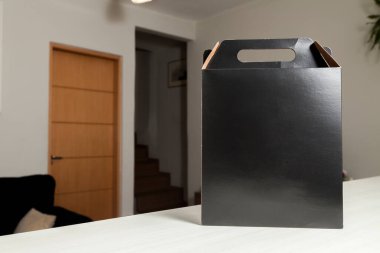 Tarafsız bir arka planı olan boş bir odada, kutunun üzerine% 10 indirim emri yazılı karton kutu. Teslimat. Ekonomi kavramı. İş konsepti. Alışveriş konsepti. Boşluğu kopyala.