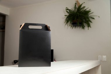 Tarafsız bir arka planı olan boş bir odada, kutunun üzerine% 10 indirim emri yazılı karton kutu. Teslimat. Ekonomi kavramı. İş konsepti. Alışveriş konsepti. Boşluğu kopyala.