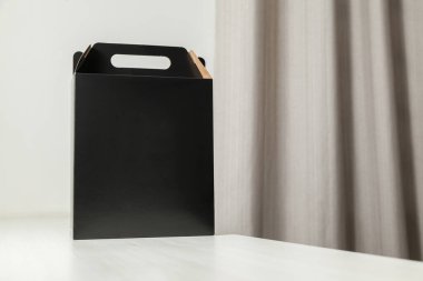 Tarafsız bir arka planı olan boş bir odada, kutunun üzerine% 10 indirim emri yazılı karton kutu. Teslimat. Ekonomi kavramı. İş konsepti. Alışveriş konsepti. Boşluğu kopyala.