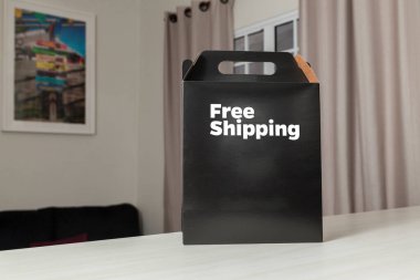 Tarafsız bir arkaplanı olan boş bir odada, yere bırakılan kutuda yazılı siparişin olduğu karton kutu. Teslimat. Ekonomi kavramı. İş konsepti. alışveriş kavramı. 