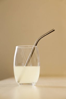 Ekolojik paslanmaz çelik pipetle masada limon suyu. Kopyalama alanı olan. Ekoloji konsepti. Konsepti yeniden kullan