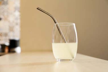 Ekolojik paslanmaz çelik pipetle masada limon suyu. Kopyalama alanı olan. Ekoloji konsepti. Konsepti yeniden kullan